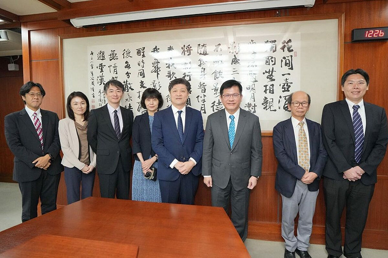 林佳龍與日本東京大學兩岸關係研究小組合影。. 圖:外交部提供