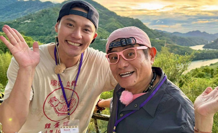 《效年出發吧！》節目正式改名，並由張睿家(左)及許效舜聯手主持。   圖：翻攝自效年出發吧FB