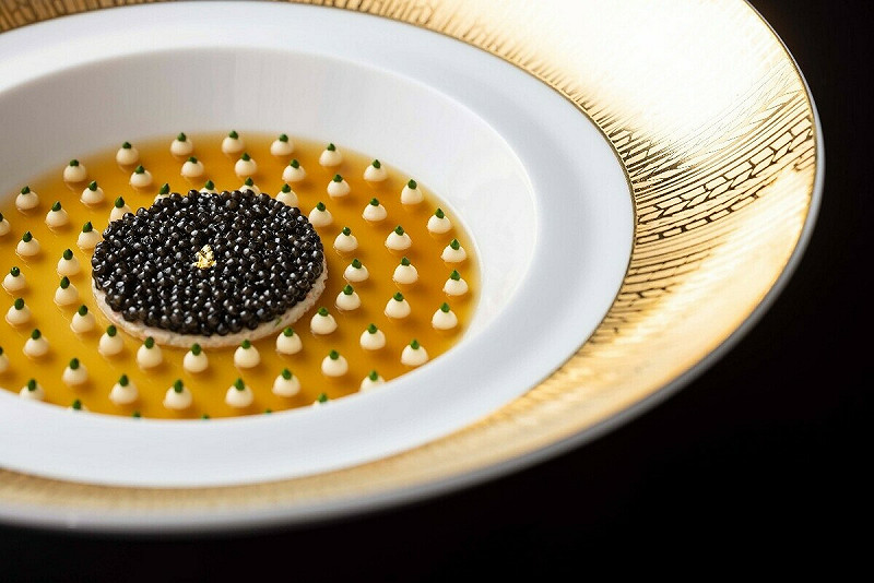 象徵 Joël Robuchon 的招牌料理之一:「法國 索洛涅產魚子醬 Joël Robuchon 風格」。 圖:Joël Robuchon/提供