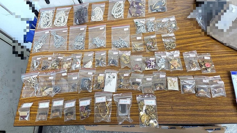 苗栗縣警察局苗栗分局2日表示破獲裝修工人竊案,被害屋主大量飾品及大型木雕聚寶盆遭洗劫,經警方科技偵查、過濾監視器畫面,將涉案工班5人拘提到案送辦,並查扣證物。(警方提供)中央社記者管瑞平傳真 114年9月2日