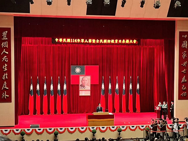 總統賴清德今（2）日以三軍統帥身分主持國防部「軍人節暨全民國防教育日表揚大會」。   圖：金大鈞/攝