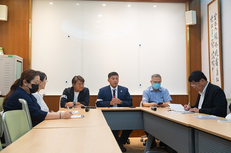 國民黨立委吳宗憲、黃建賓及立委蘇清泉立委辦公室主任召開「東海岸陸域風電」會議，要求中央停止東海岸的風電開發。   圖：擷取自吳宗憲臉書