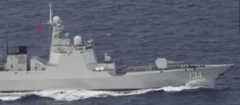 中國導彈驅逐艦舷號134 8 月 31 日穿過沖繩本島和宮古島之間海域，向東海航行，其航線圍繞日本列島一周。   圖 : 翻攝自日本自衛隊