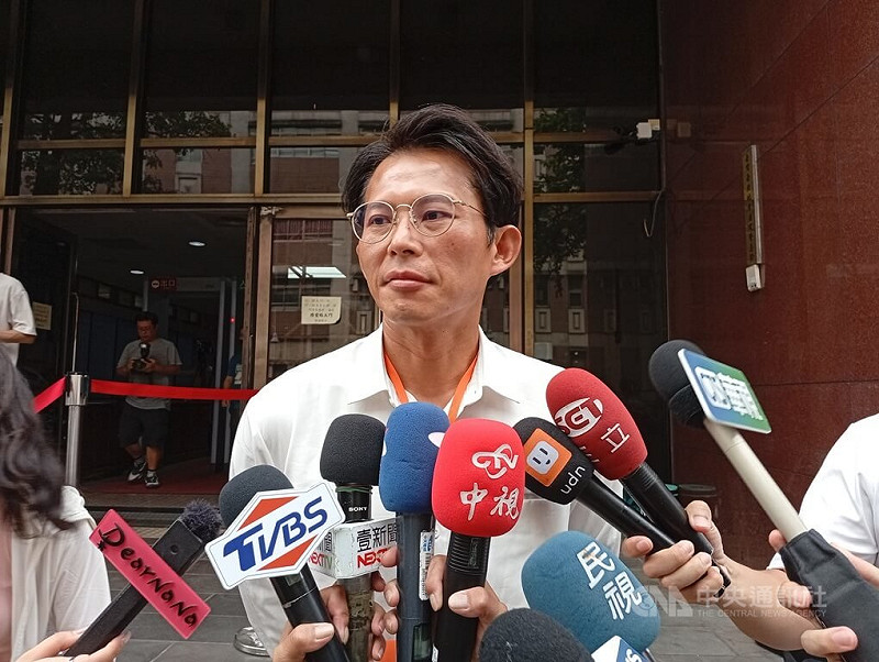 民眾黨日前舉行走讀活動與警方爆發衝突，台北地檢署已將民眾黨主席黃國昌列為他字案被告。黃國昌（圖）2日接受媒體聯訪表示，民進黨掌權以後，用集遊惡法追殺看不順眼的人，墮落速度讓人匪夷所思。中央社記者謝幸恩攝　114年9月2日   