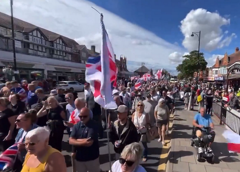 英國反移民示威者經常舉國旗作為象徵。圖:翻攝自 X《End Wokeness》 英國反移民示威者經常舉國旗作為象徵。圖:翻攝自 X《End Wokeness》