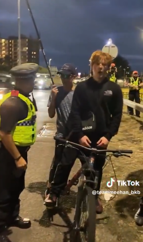 英國警方正在攔查一名前往示威的民眾。圖:翻攝自 X《Jacob》 英國警方正在攔查一名前往示威的民眾。圖:翻攝自 X《Jacob》