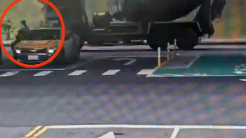 機車騎士左轉遭後方水泥車撞上,連人帶車拖行近百公尺。 圖:警方提供