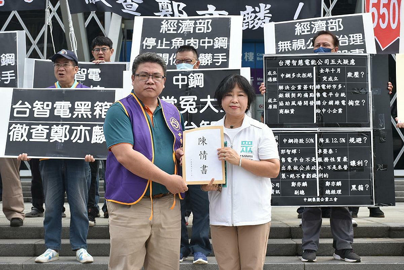 林明賢(前排左)遞交陳情書給曾尹儷(前排右)。   圖：孫家銘攝