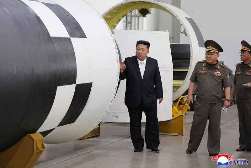 北韓官媒釋出領導人金正恩視察導彈化學材料綜合研究院，間接證實正在研發新一代洲際彈道導彈。   圖：翻攝朝中社