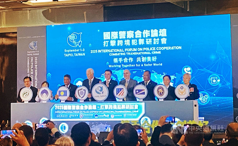 國際警察合作論壇研討會2日登場，行政院長卓榮泰（左5）表示，全球跨境犯罪近年呈現多元化、集團化，台灣願和各界共同維護全球治安，籲請各國支持台灣參與國際刑警組織。中央社記者黃麗芸攝 114年9月2日   