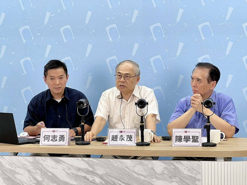 國民黨前立委陳學聖（圖右一）與清華大學兼任助理教授何志勇（圖左一）邀請台大前副校長趙永茂（圖中）討論政治時事議題。   圖：何志勇/提供