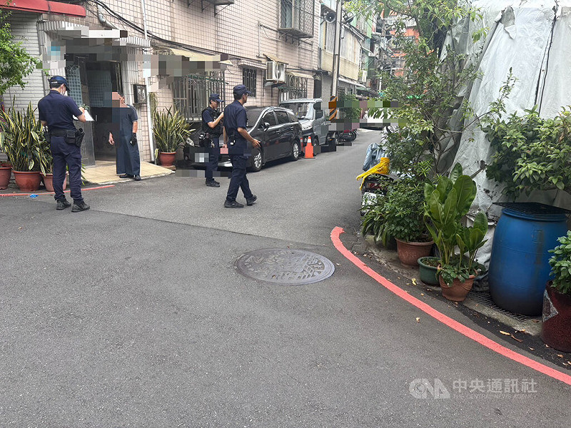 新北市板橋區某民宅2日有女子疑在製作水餃餡時，右手不慎遭絞肉機捲入，警消獲報到場立即破壞機器救援，但女子脫困時已無呼吸心跳，送醫仍宣告不治。（翻攝照片）中央社記者王鴻國傳真  114年9月2日   