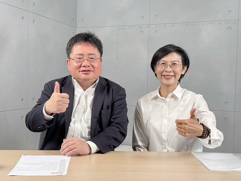 林岱樺(右)接受矢板明夫(左)《寶島全世界》節目專訪。   圖：林岱樺辦公室/提供