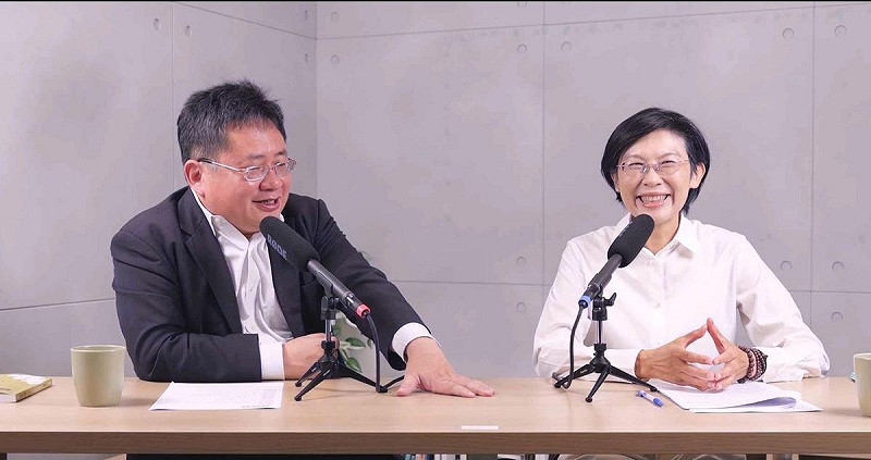 林岱樺(右)接受矢板明夫(左)專訪。表明經歷司法風波後對參選高雄市長仍具有信心。 圖:林岱樺辦公室/提供