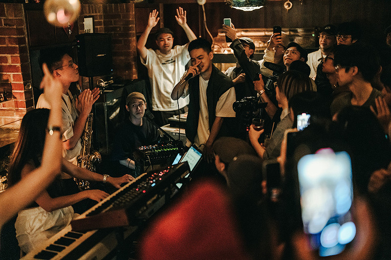 寶藏巖國際藝術村有 DJ、舞者與爵犬Joe Trane帶來迷幻跨界派對。   圖：取自台北流行音樂中心官網