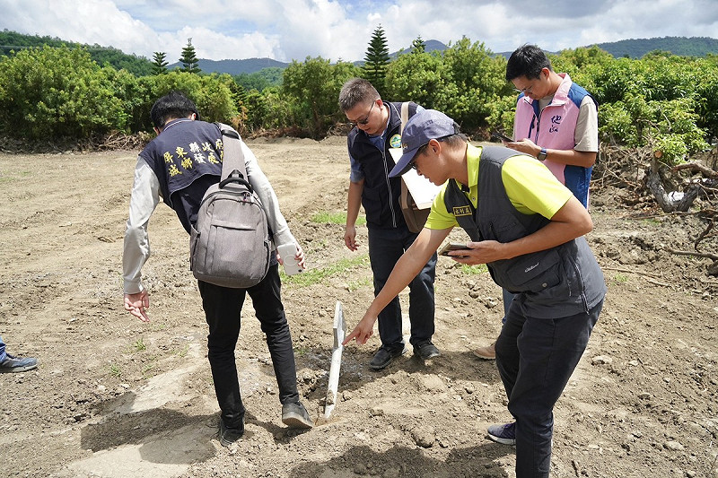 針對屏盛風電公司計畫在枋山鄉開發，屏縣府組聯合稽查小組前往現地會勘。   圖：屏東縣政府/提供