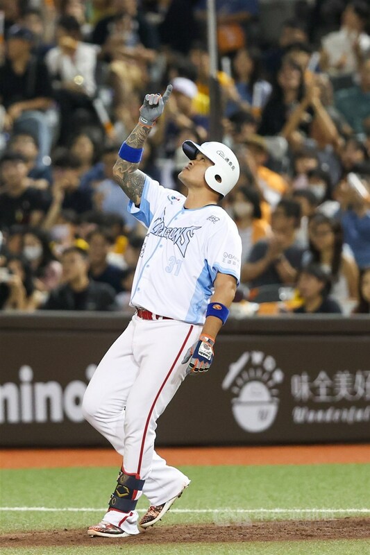 中職味全龍隊43歲野手林智勝（圖）將於5日至7日舉行引退系列賽，被問起出賽安排，總教練葉君璋笑說：「3天都會讓球迷看到他」。（中央社檔案照片）   