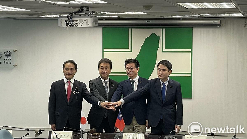 民進黨立委郭國文（右二）、陳冠廷（右一），以及自民黨眾議院議員星野剛士（左二）、岩田和親（左一）   圖：高逸帆／攝