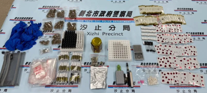 警方於新北市新店區逮捕販毒的吳姓男子，並於現場查獲總價值百萬的毒品等物。   圖：警方提供