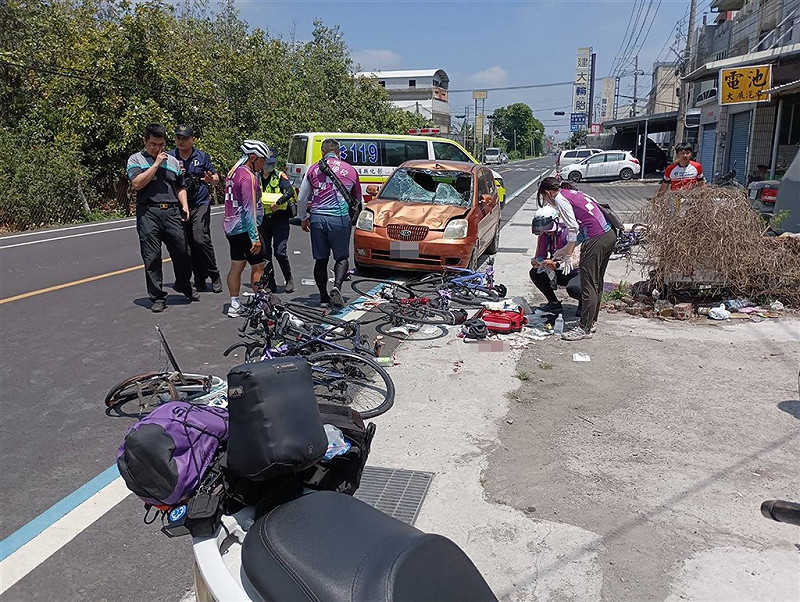 康橋國際學校秀岡校區學生騎單車環台，4月22日上午行經彰化縣埤頭鄉彰水路三段，遭蕭姓男子毒駕逆向衝撞，造成7名學生受傷送醫。（民眾提供）   
