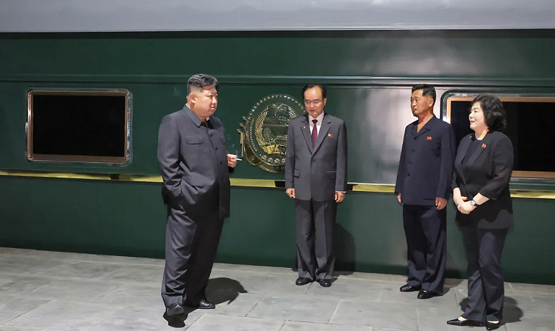 專屬列車身飾有金邊與巨型國徽,意義非凡。 圖:翻攝自 騰訊網 專屬列車身飾有金邊與巨型國徽,意義非凡。 圖:翻攝自 騰訊網