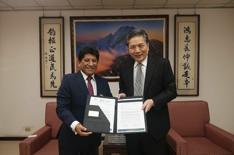 秘魯護民官Josué Gutiérrez Cóndor親自遞贈2025年FIO年會邀請函予監察院副院長李鴻鈞   圖：監察院提供