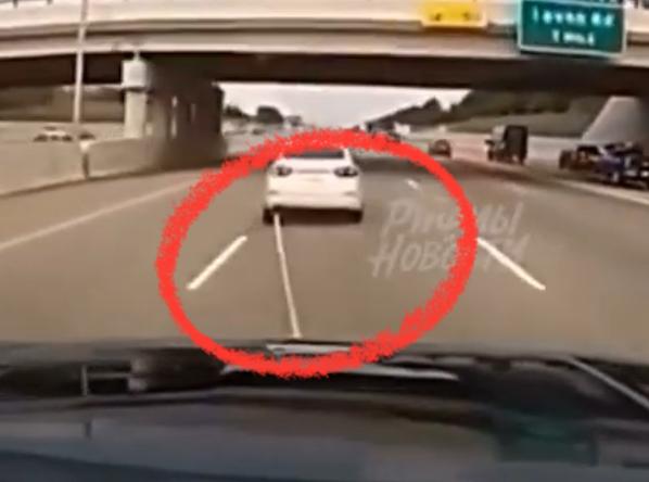 美國密西根州警方使用纜索裝置追捕車輛。 圖:翻攝自 X影片