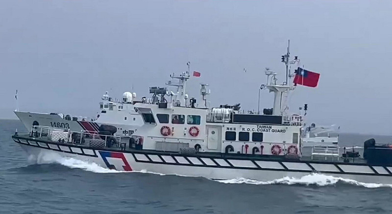 海巡署表示，統計113年2月至114年8月底，中國海警船航經金門水域達85航次，平均每月4.4航次、每次歷時2小時，並全程派艇併航驅離，破解中共灰帶認知作戰。（海巡署提供）中央社記者劉建邦傳真  114年9月3日   