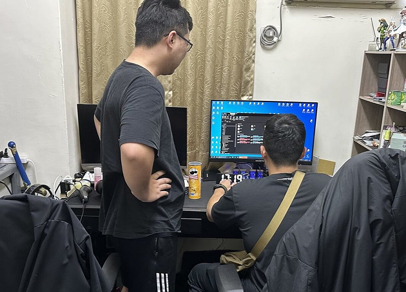 兼職吳姓攝影師民國113年間藉免費拍照為由，邀約未成年少女見面，強制性交及拍攝性影像，雲林警方對吳男住處執行搜索，查獲相關違法影片6817部，檢方日前偵查終結提起公訴。（雲林地檢署提供）中央社記者蔡智明傳真  114年9月3日   