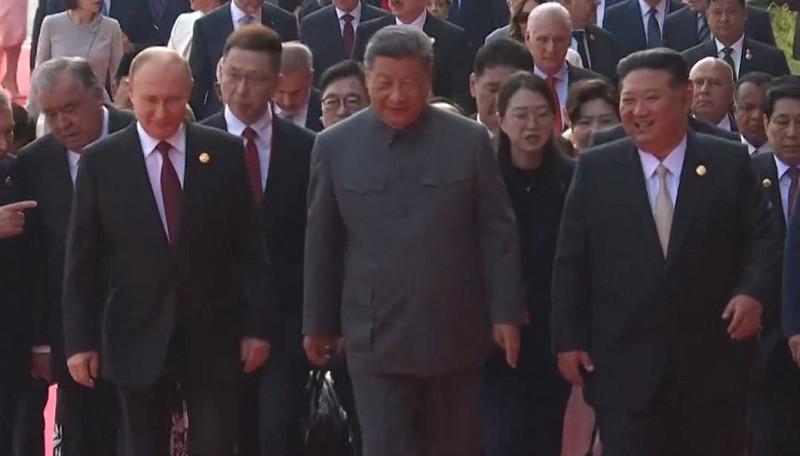 中國今(3)日舉行「紀念抗日戰爭勝利80週年」閱兵儀式,出席領袖由左到右為:俄羅斯總統普丁、中國國家領導人習近平、北韓國家領導人金正恩。 圖:翻攝自 X 中國今(3)日舉行「紀念抗日戰爭勝利80週年」閱兵儀式,出席領袖由左到右為:俄羅斯總統普丁、中國國家領導人習近平、北韓國家領導人金正恩。 圖:翻攝自 X