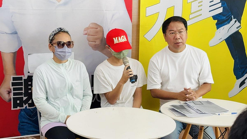 謝志忠陪同受害人母子開記者會。     圖：謝志忠服務處／提供