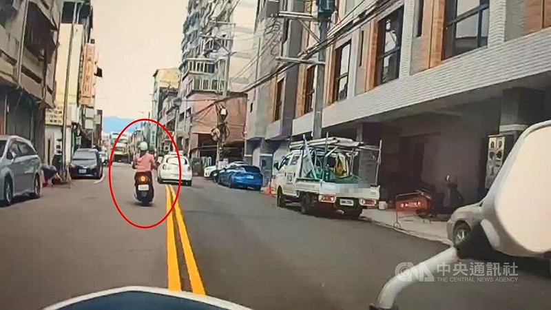 台中市太平警分局表示，太平派出所員警3日下午進行交通稽查勤務時，街發現一名女子騎機車違規逆向行駛，警方欲攔查時，女子拒檢逃逸且沿路逆向、蛇行、闖紅燈等危險駕駛，警方將人制伏後依法送辦。（翻攝照片）中央社記者蘇木春傳真  114年9月3日   