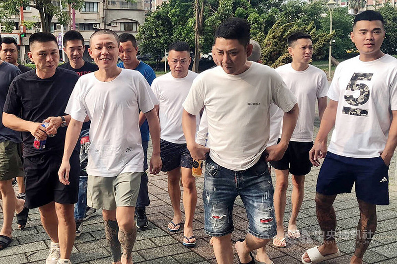 前嘉義縣水上鄉代會主席林家緯（前左）涉運毒，遭判刑5年4月定讞，他3日下午在多名友人陪同下赴嘉義地檢署發監執行。中央社記者黃國芳攝  114年9月3日   
