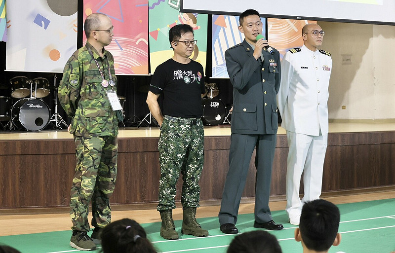 王彥嵓(左二)邀請高年級學生擔任軍職的家長到分享軍中生涯。   圖：高雄市教育局/提供