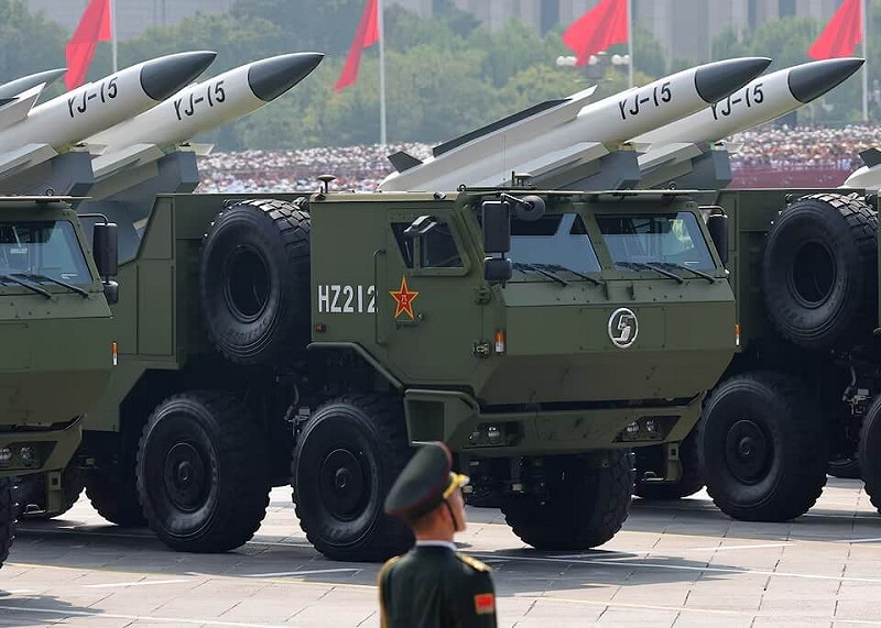 中國3日在北京天安門前舉行九三閱兵，展示許多軍事設備。圖為鷹擊15反艦飛彈。（路透社）   圖：中央社提供