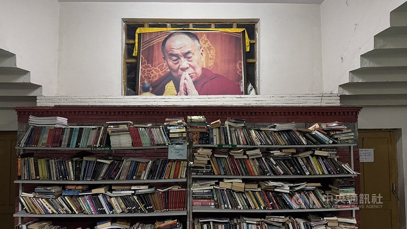 位於印度德里的西藏青年旅社有英文與藏文兩座圖書館,提供在德里就讀大學的流亡藏人大學生、研究生自習、閱讀的空間。中央社實習記者陳徹新德里攝 114年9月4日
