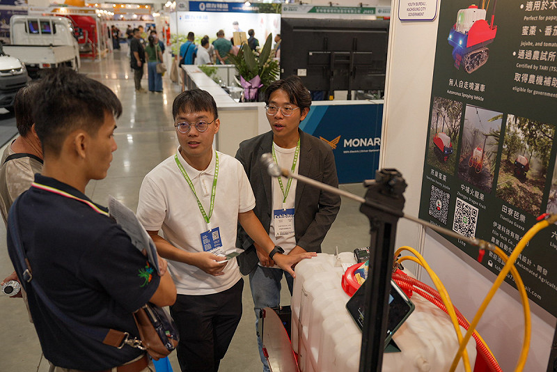 伊凌科技團隊與現場買家熱絡交流,展現青創團隊的豐沛創意與活力。 圖:高雄市青年局/提供