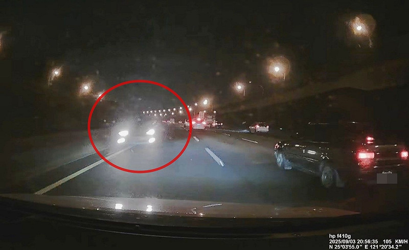國道1號南下昨晚出現休旅車逆向自撞事故。   圖：翻攝自爆料公社