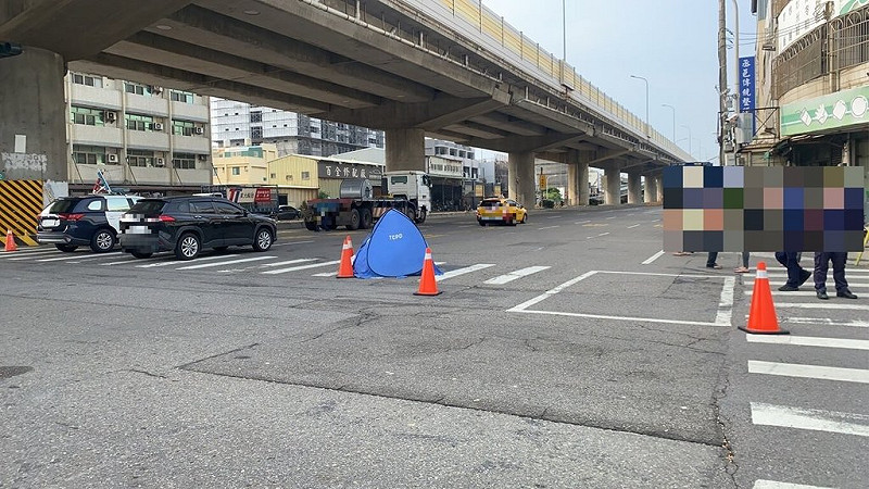 台中市梧棲區港埠路一段與文昌路口，4日上午發生死亡車禍。一輛曳引大貨車右轉與機車發生碰撞，造成72歲女騎士倒地後被曳引大貨車輾過、當場身亡。（民眾提供）中央社記者趙麗妍傳真　114年9月4日   