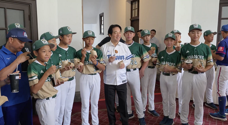 賴清德接見威廉波特冠軍的東園國小棒球隊。 圖:總統府提供 賴清德接見威廉波特冠軍的東園國小棒球隊。 圖:總統府提供