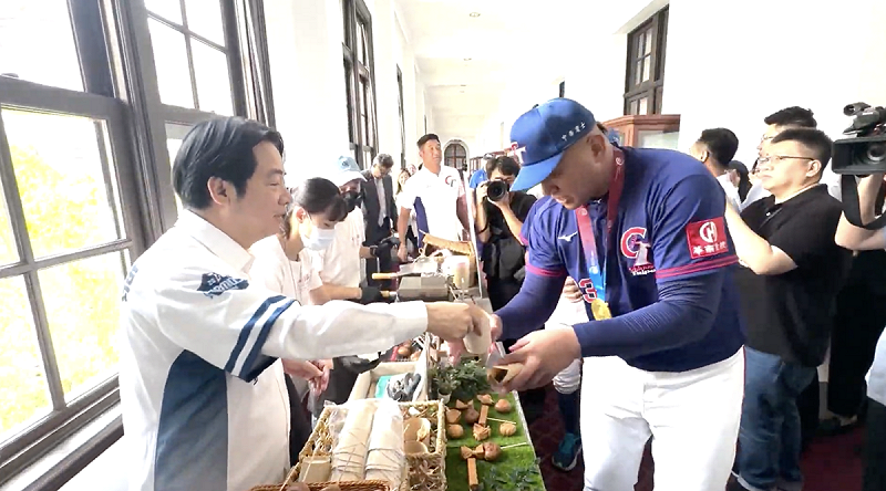賴清德發送雞蛋糕等美食。 圖:總統府提供 賴清德發送雞蛋糕等美食。 圖:總統府提供