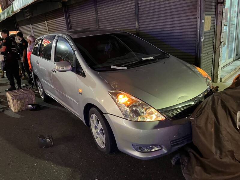 76歲段姓老翁駕車暴衝，撞倒路旁機車。   圖：警方提供