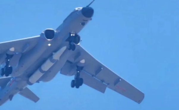 解放軍轟-6N掛載驚雷-1 (JL-1)導彈。 圖 : 翻攝自單手搓核彈