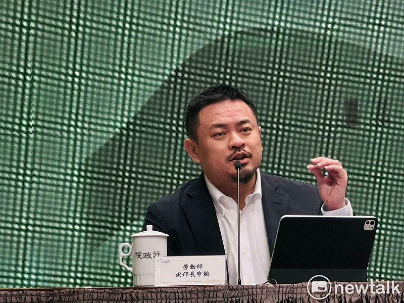 勞動部長洪申翰今（4）日在行政院會報告《育嬰留停照顧彈性化》方案。洪申翰表示，該方案將幫助青壯年勞工彈性育兒照顧不離職，雇主留才不缺工，並規劃於明(115)年1月1日正式上路。。   圖：謝莉慧/攝