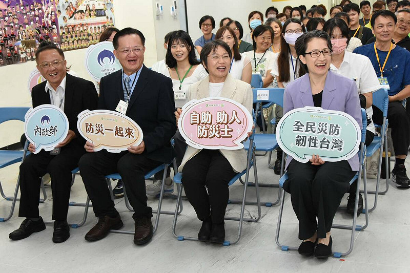 由內政部輔導有限責任台灣主婦聯盟生活消費合作社辦理的「114年度防災士培訓融入合作教育」,首場於今(4)日在新北市政府消防局第二大隊文化分隊登場,上午9時舉辦開訓典禮,特別邀請副總統蕭美琴(右一)蒞臨致詞勉勵。 圖:內政部提供