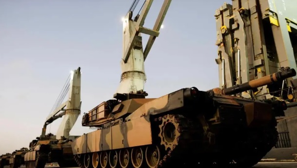 澳洲近期宣布將向烏克蘭提供 49 輛退役的 M1A1 坦克,強化烏軍抵抗俄軍侵略的能力。圖為澳洲交付的退役 M1A1 坦克。 圖:翻攝自 騰訊網 熊熊講堂