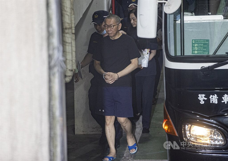 台北地方法院4日審理京華城案，前台北市長柯文哲（前）及台北市議員應曉薇（後右）羈押期10月1日屆滿，法院召開訊問庭聽取檢辯意見，並提解2人到庭。中央社記者鄭清元攝  114年9月4日   