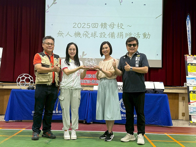 民進黨立委陳瑩今日媒合「台灣無人機競技發展協會」，將「無人機足球」設備捐贈給母校「國立台東大學附設實驗國民小學」。   圖：立法委員陳瑩辦公室提供