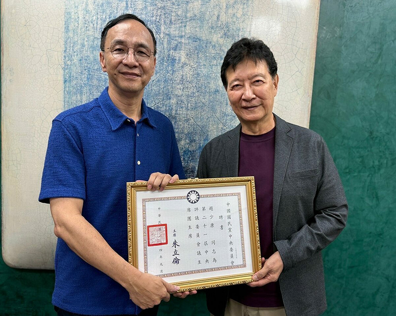 朱立倫頒發中評會主席團主席聘書給中廣前董事長趙少康及台大前校長管中閔。   圖：擷取自朱立倫臉書