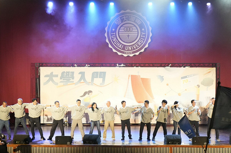 校長張國恩以棒球與AI精神勉勵新生勇敢上場。   圖：東海大學/提供